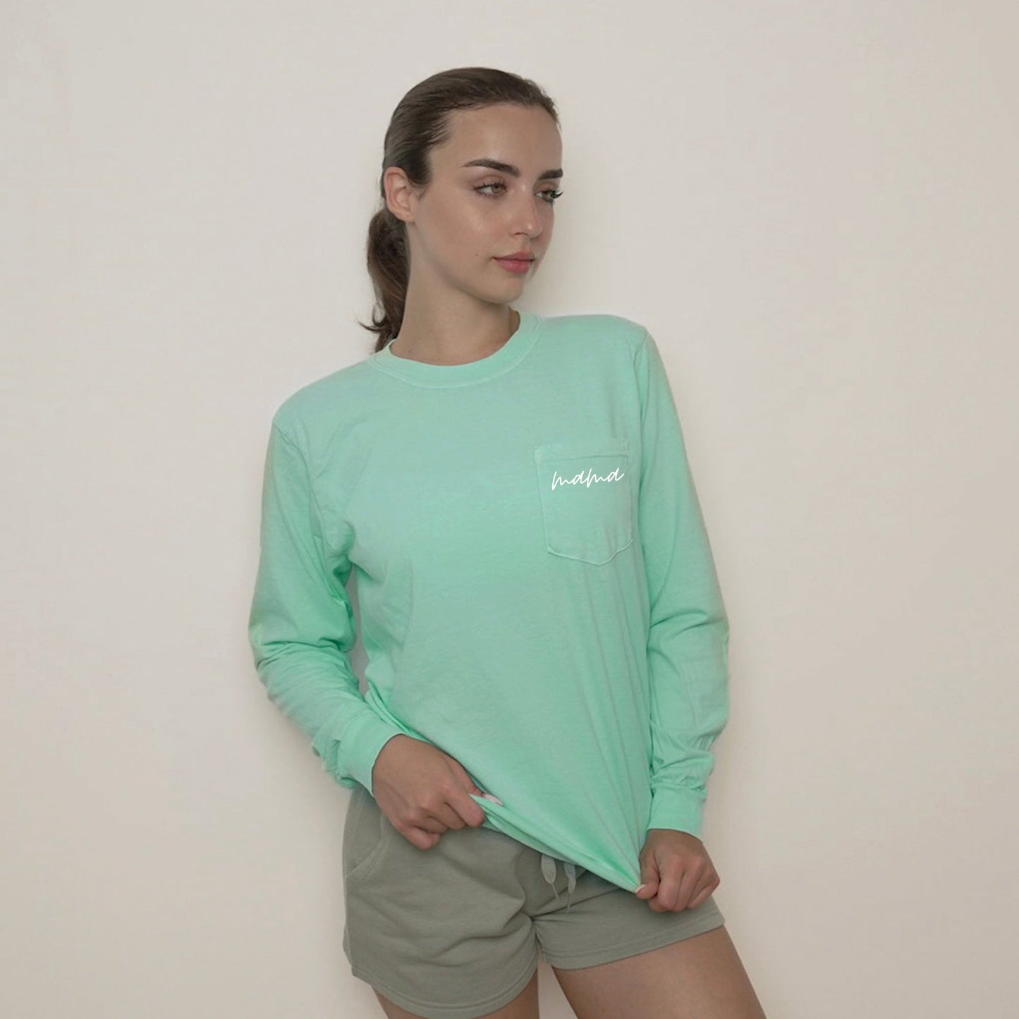 Comfort Colors Mama mom Pocket Long Sleeve Shirt (cursive 1)
