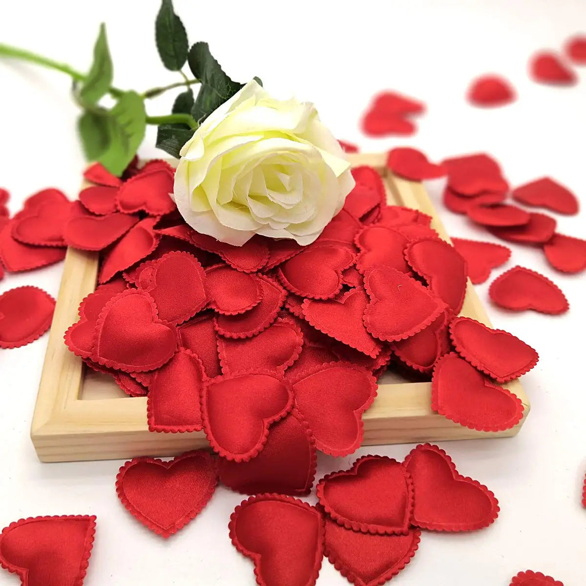 200Pcs Romantic Padded Fabric Throwing Petals