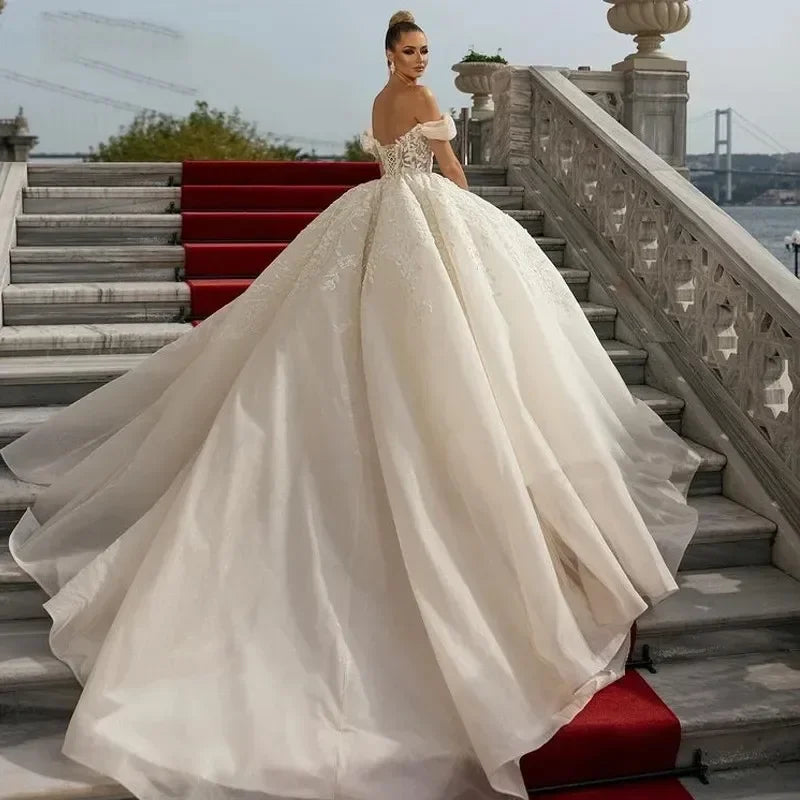 Customized Luxury Off Shoulder Wedding Dresses with Chic Court Train Bridal Gown