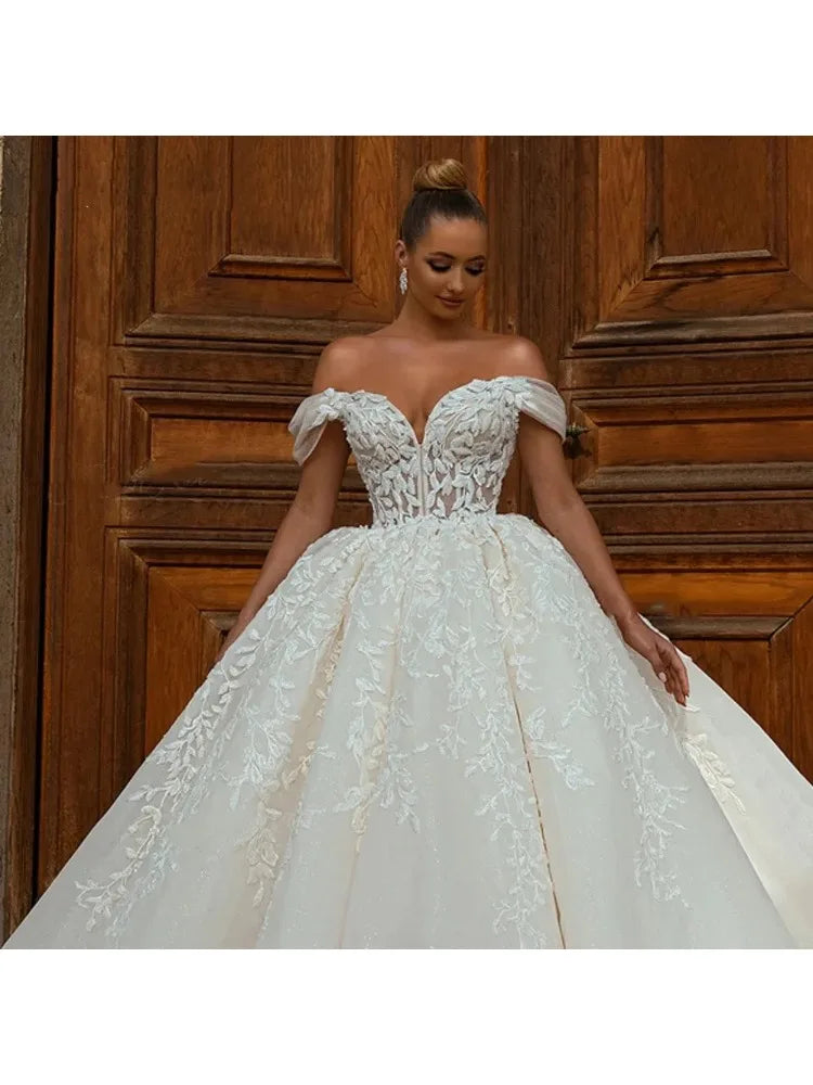 Customized Luxury Off Shoulder Wedding Dresses with Chic Court Train Bridal Gown