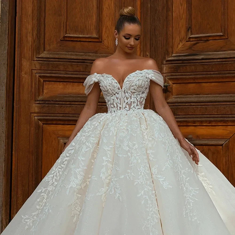Customized Luxury Off Shoulder Wedding Dresses with Chic Court Train Bridal Gown