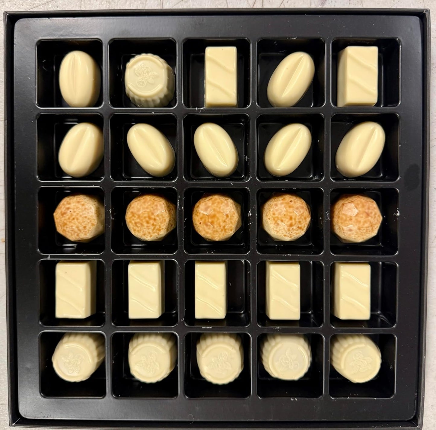 CHOCOLATIER Sugar Free Belgian White Chocolate Truffles Pralines 25 pcs (60% Cacao). White Chocolate lovers, Stevia sweetened, Gourmet Gift Box