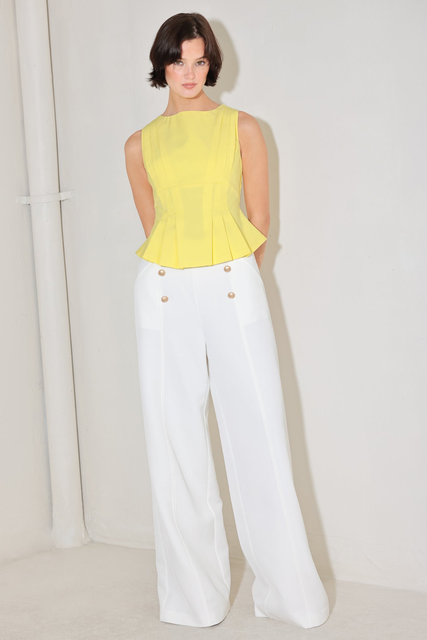 MODERN SHAPE YELLPW WOVEN TOP