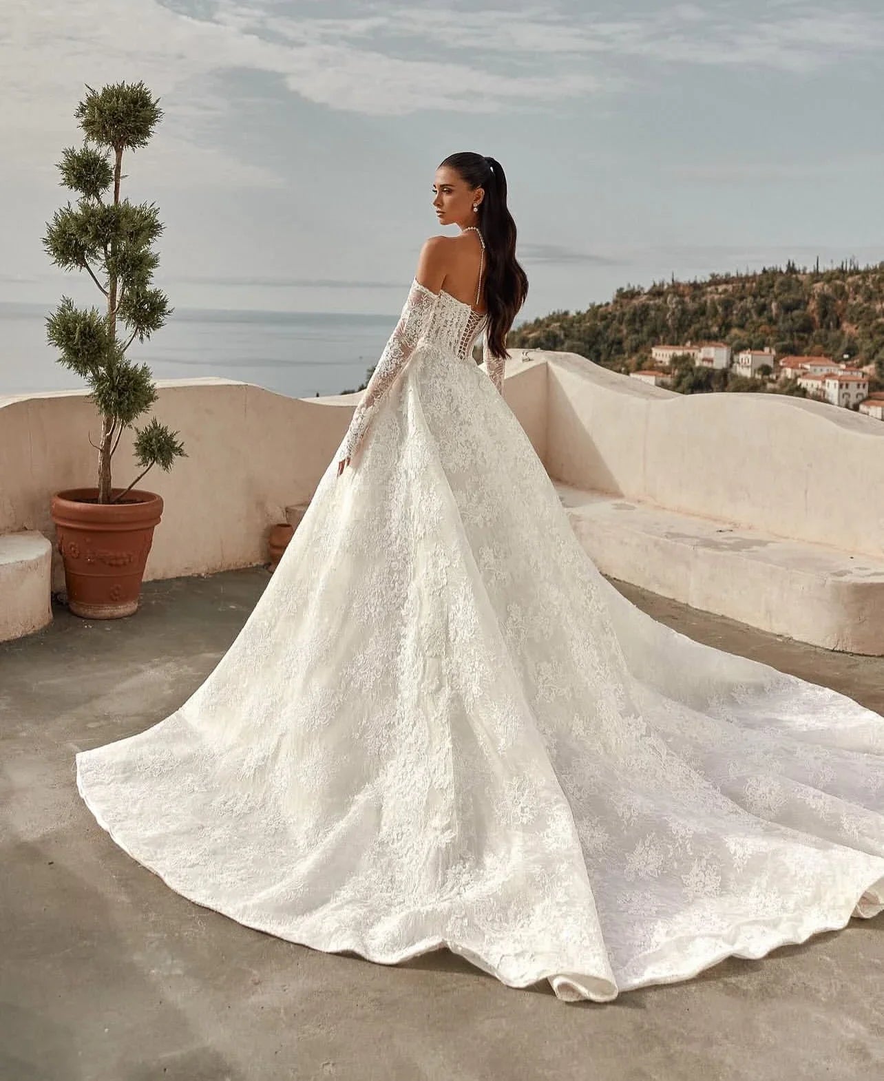 Customized Elegant Lace Princess Style Wedding Long Sleeve Gown Dress