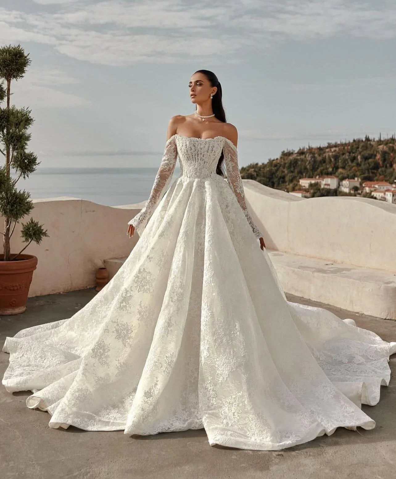 Customized Elegant Lace Princess Style Wedding Long Sleeve Gown Dress