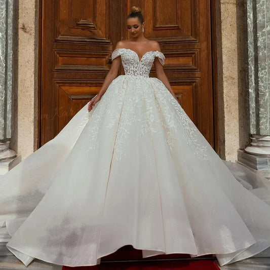Customized Luxury Off Shoulder Wedding Dresses with Chic Court Train Bridal Gown