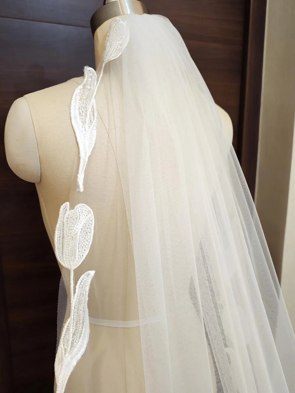 Tulip Floral Lace Wedding Veil with Comb Romantic Single Layer Bridal Veil with Beads