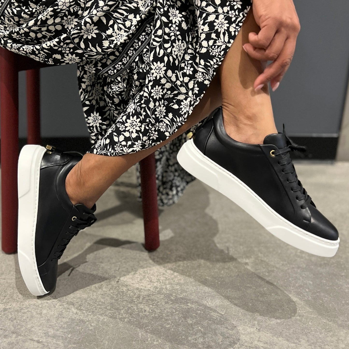 Women's Traviata - Black Sneakers